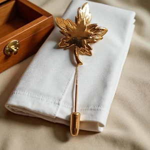 VINTAGE kanadisches doppeltes Ahornblatt Revers/Stickpin goldfarben strukturiert hübsch.  - Bild 1 von 10