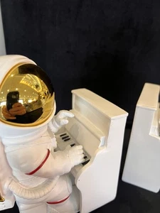 Sujetador de libros con temática de música Spaceman decoración astronautas tocando piano estatuilla nuevo par - Imagen 1 de 10
