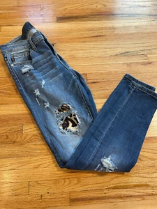 Pantalones de mezclilla Judy azules desgastados calce ajustado estampado de leopardo parches para mujer talla 7/28” - Imagen 1 de 10