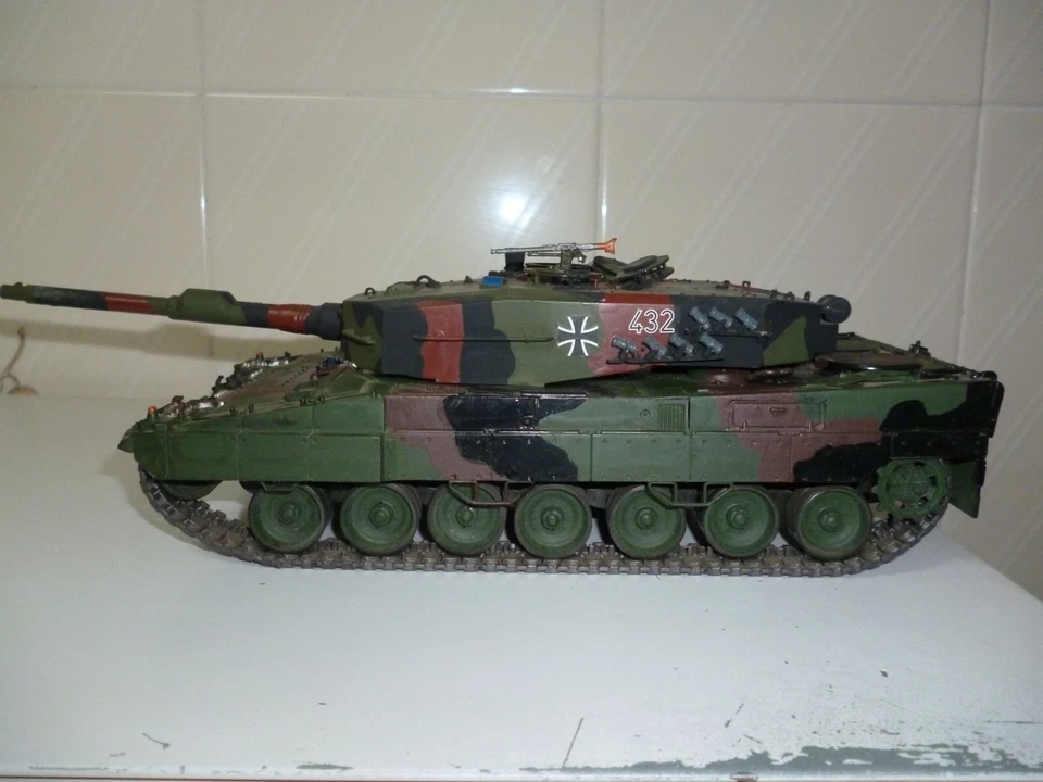 MAQUETA CONSTRUIDA Y PINTADA ESCALA 1/35 DEL TANQUE ALEMAN LEOPARD 2A4 - Imagen 1 de 4