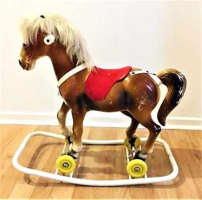 Petit cheval à bascule années 60 en plastique et métal - Voir descriptif - Photo 1/4