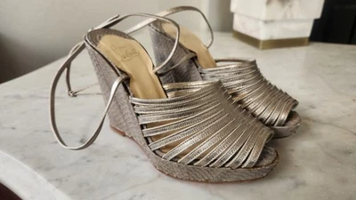 Sandalias de cuña Christian Louboutin plataforma pitón metálica talla 38,5 (US 8,5) Foto 1 de 4