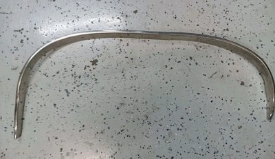 NOS GM 1964 1965 PONTIAC GTO LEMANS TEMPEST MOLDURA DE ABERTURA DE RODA TRASEIRA ESQUERDA - Imagem 1 de 4