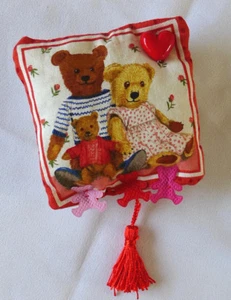 Broche hecho a mano prendedor tela cuentas rojas adorno único regalo del artista - Imagen 1 de 12