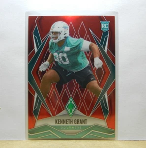 🏈 Tarjeta de novato Kenneth Grant [RC] /99 | 2025 Panini Phoenix Red 27/99 - Imagen 1 de 3