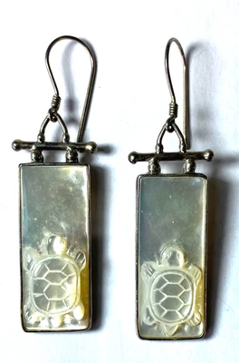 Pendientes de paleta de tortuga tallada Sajen MOP de plata de ley 59 mm x 17 mm Foto 1 de 3