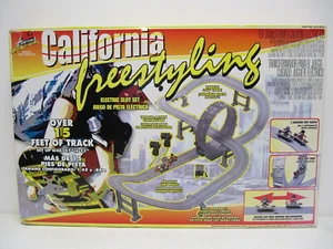 Walthers California Freestyle Skateboarder Slot Car Set - 2 Skateboarders NEW - Picture 1 of 2