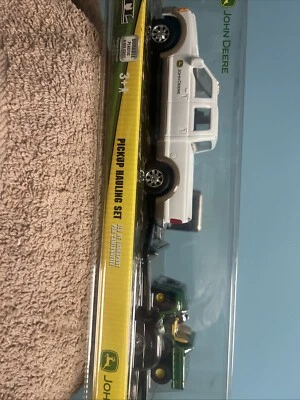 John Deere 8" Deluxe Blanco Pickup Hauling Gator con Juego de Remolque Nuevo en Caja ERTL Foto 1 de 4