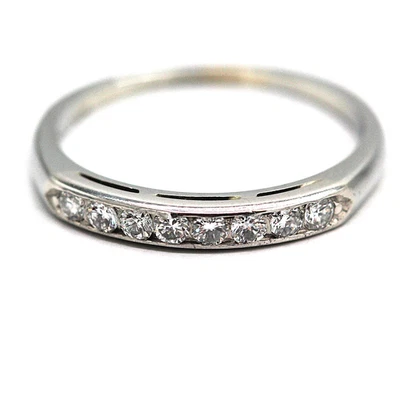 Banda de diamantes naturales en conjunto de canales de oro blanco de 18 quilates y platino talla 6,25 Foto 1 de 4