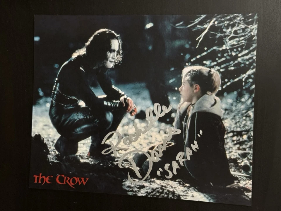 FOTO FIRMADA POR ROCHELLE DAVIS 8 X 10 EL CUERVO, VENGANZA DEL DIABLO MURCIÉLAGO Foto 1 de 1