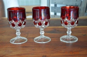 Juego de (3) copas rojas rubí antiguas de Doyal & Company 1890 patrón de botones - Imagen 1 de 5