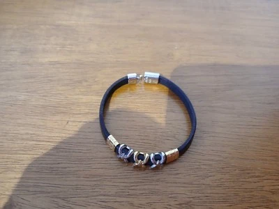 Brazalete de cuero hecho en Italia con dijes tono plata y oro Foto 1 de 4