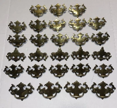 Lote de 23 tiradores de cajón de ala de murciélago KBC de colección centro de 2,5” + quilla central de latón de 4 3” Foto 1 de 4