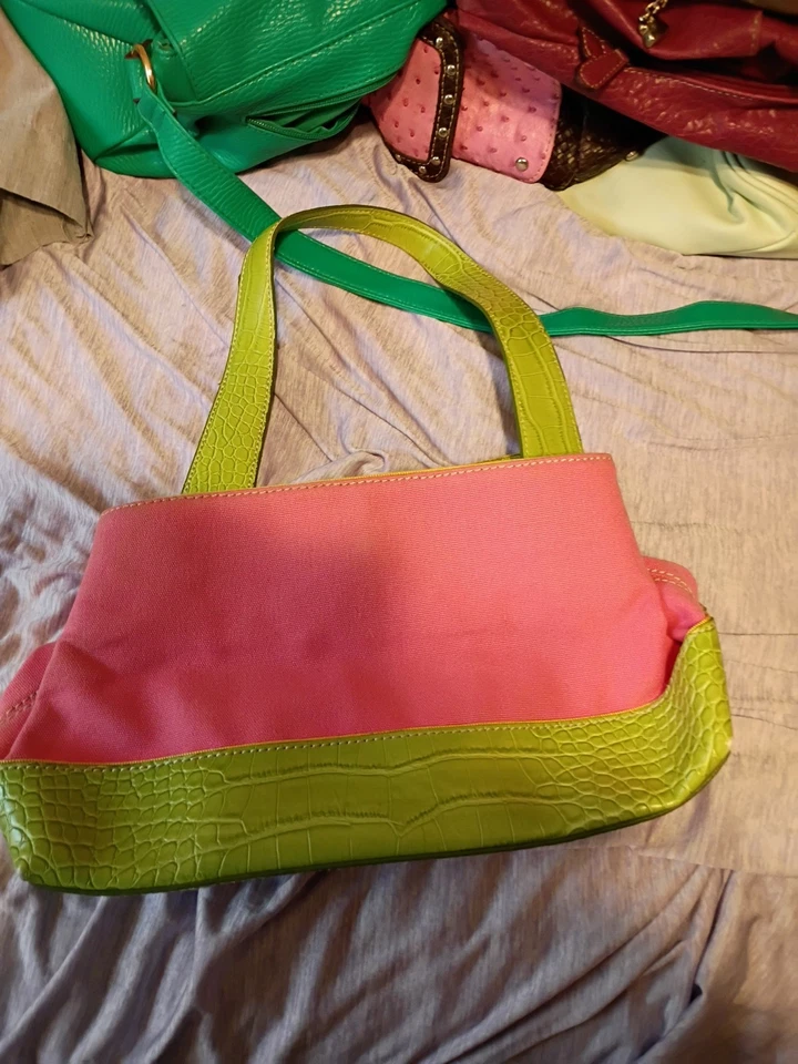 Bolso de Mano de Lona Rosa y Verde con Borde de Cuero de Cocodrilo Foto 1 de 4