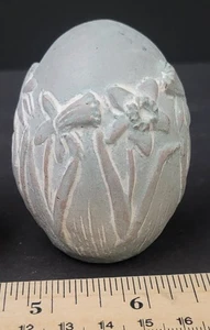 Isabel Bloom Skulptur Ei signiert datiert Narzisse Floral 1986 - Bild 1 von 3