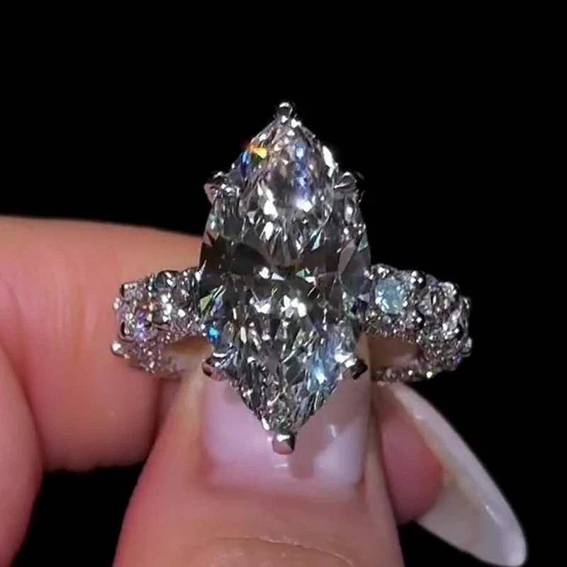 Anillo de compromiso halo oculto marquesa moissanita 6,16 TCW enchapado en oro blanco de 14 K Foto 1 de 4