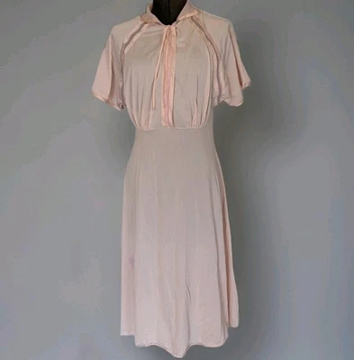 Vestido de camisola vintage década de 1940 corte viés rosa macio  - Imagem 1 de 4
