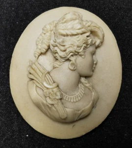 bassorilievo antico Elegante ritratto pendente - 4 cm x 3 cm - Foto 1 di 3