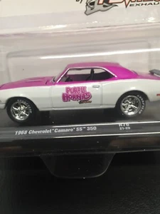 `M2 1:64 1968 Chevy Camaro SS 350/R76/púrpura/blanco/Púrpura Hornies - Imagen 1 de 3