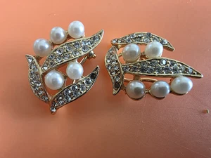 Vintage Crown 1950s Clip-on Leaves & Faux Pearl Earrings Gold Tone - Picture 1 of 2