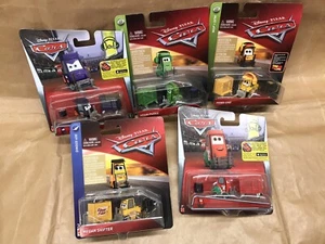 5 x Disney PIXAR Cars WGP Dinoco 400 Pit Stop Crew Pitty 1:55 NEU - Bild 1 von 2