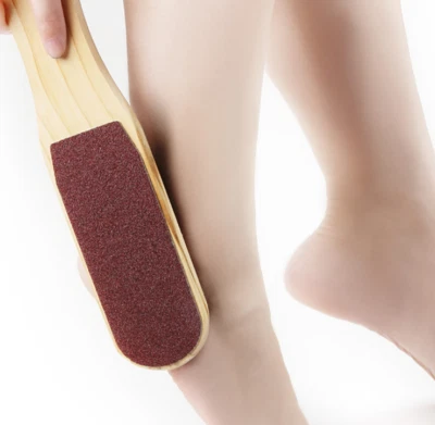 Removedor de piel muerta de callos lima de pie de doble cara pedicura depurador herramienta de uñas de madera Foto 1 de 3