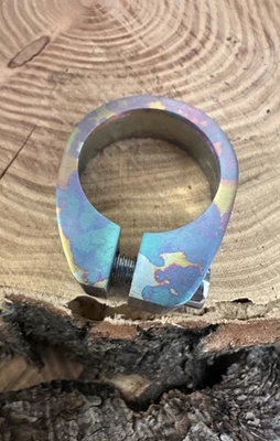 Titanio 31,8 mm: abrazadera de tija de sillín para cuadro de bicicleta ~ arte personalizado de Ti. Casso anodizado Foto 1 de 4
