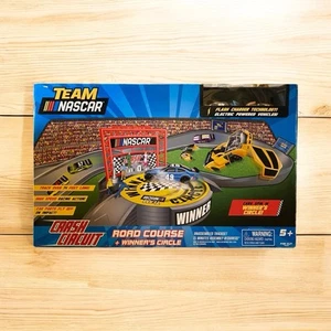 Team NASCAR Crash Circuit Road Course Race Car Track Set con Winner’s Circle. - Imagen 1 de 20