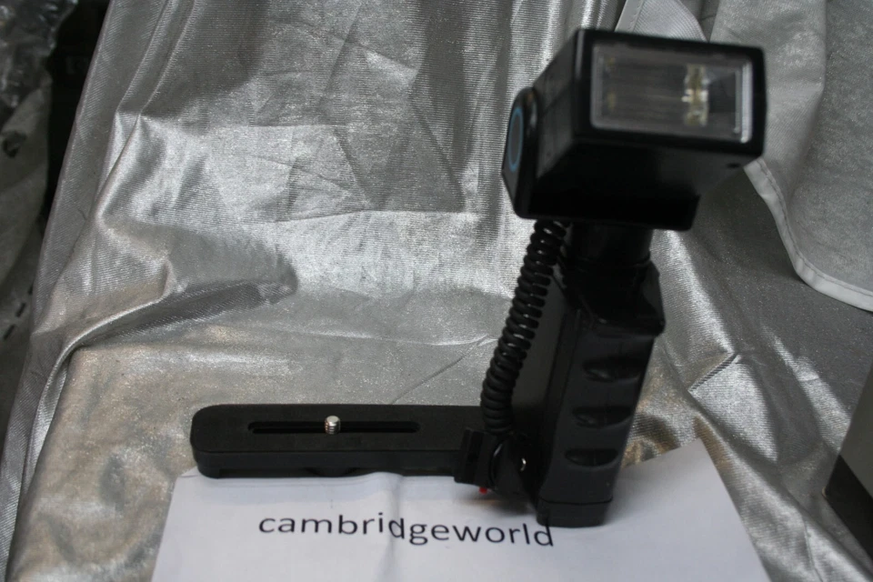 HANDLE MOUNT BOUNCE & TWIST  ELECTRONIC FLASH with HOT SHOE CORD and BRACKET - Image 1 of 1