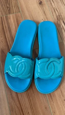 Sandalias Chanel charol ribete logotipo CC deslizables talla plana 40, EE. UU. 10 Foto 1 de 4