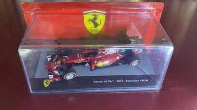 Auto da corsa Sebastian Vettel Ferrari modello SF15-T del 2015  scala 1:43. - Immagine 1 di 4