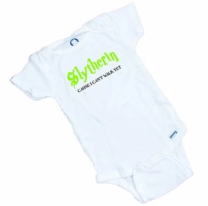 Slytherin Cause ¡Todavía no puedo caminar! Divertido Harry Potter Onesie de una pieza envío gratuito - Imagen 1 de 2