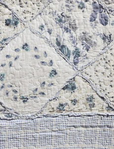 JULIET BLUE 3-teiliges Queen-QUILT-SET: COTTAGE LANDHAUS WEISS BLUMEN GINGHAM - Bild 1 von 4