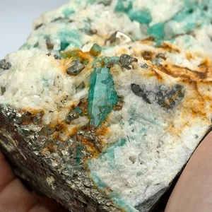 VERY CLEAR NATURAL EMERALD CRYSTAL ON MATRIX FROM MUZO - COLOMBIA 845 grams - Picture 1 of 18