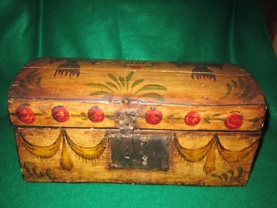Antigua caja con tapa de cúpula decorada americana Pennsylvania pintada en yeso Foto 1 de 4