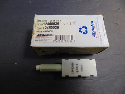 Luz de freno GM Pontiac GTO 2005-06 con interruptor de pedal de control de crucero GM 12450036 Foto 1 de 4