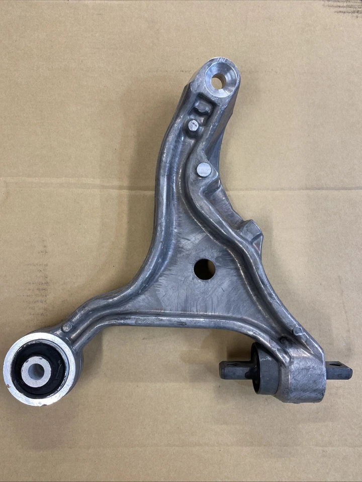 Brazo de control de suspensión URO Parts 30635230 Foto 1 de 3