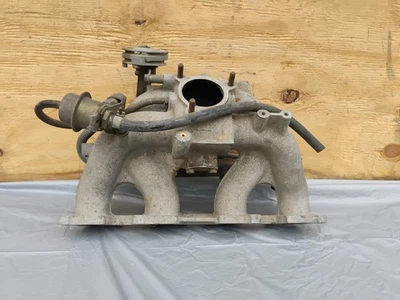 VOLVO 240 740 Used Original INTAKE MANIFOLD / THROTTLE BODY / INJECTORS #1000552 - Image 1 of 4