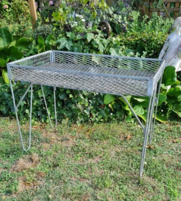 ANCIEN CASIER TABLE BAC SUR PIEDS EN FER INDUSTRIELLE VINTAGE - Photo 1/4