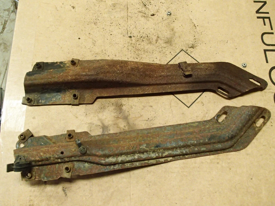 Кронштейны от переднего внутреннего крыла до капота 1967 Cadillac Deville Fleetwood - Изображение 1 из 3