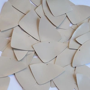 Lentejuelas de vinilo opaco beige de 1,5" con lentejuelas de aleta de pescado - Imagen 1 de 2