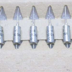 30x K53-4 6.8uF 20% , 15V Axial Tantal Kondensatoren <Military Grade> BOX USSR - Bild 1 von 4