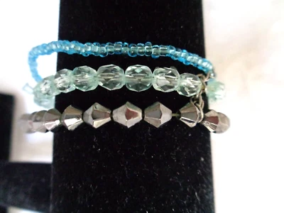 3 pulseras brazaletes: 1 negro iridiscente, 1 azul, 1 verde (#6280) Foto 1 de 4