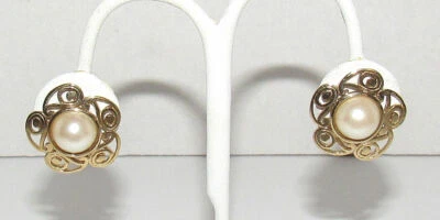 Brincos vintage Sarah Coventry flor pérola falsa filigrana tom dourado clipe - Imagem 1 de 4