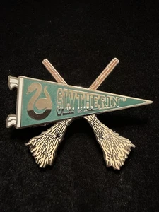 Universal Studios Harry Potter Slytherin Quidditch Pin Missing Back (Lot# 488) - Picture 1 of 3