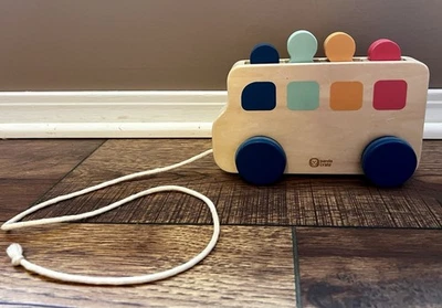 KiwiCo Panda Cajón Pop Up PEEKABOO PULL BUS Juguete de Madera Niño Pequeño Habilidad Motor Foto 1 de 4