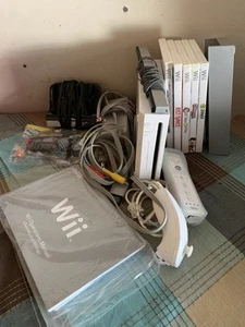 Nintendo Wii Console complete Bundle Works 6 Games - Picture 1 of 5