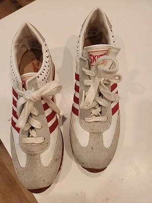 zapatillas vintage skips años 70 blancas con rayas rojas vinilo cuero 7 1/2 zapatos años 70 Foto 1 de 4