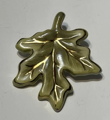 Prendedor de hojas de porcelana tono verde y dorado  Foto 1 de 2