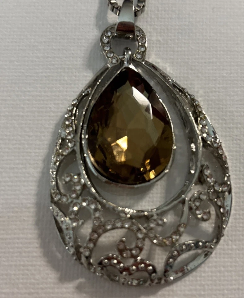 Collar Betsey Johnson imitación cuarzo con carcasa de aspecto plateado nuevo con etiquetas Foto 1 de 1